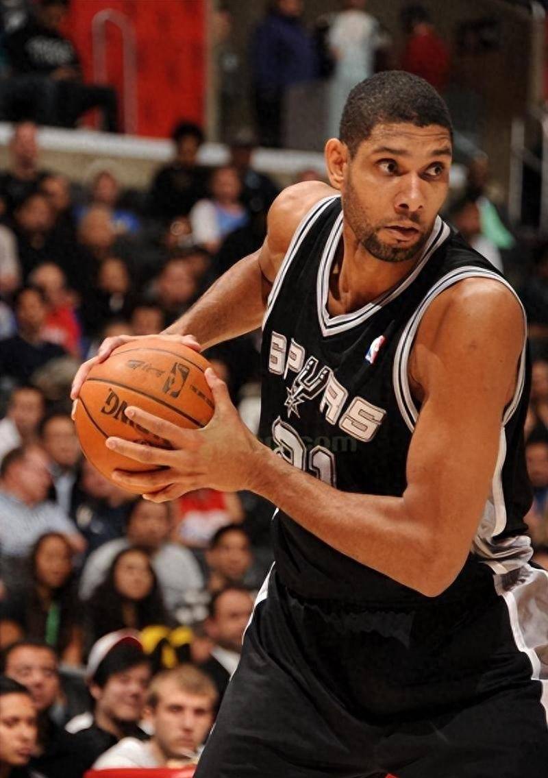 TA：阿莫林会坚持三后卫阵型，他认为这可以带领曼联重夺奖杯（TA：阿莫林将延续三中卫体系，坚信此举能助曼联再捧冠军）