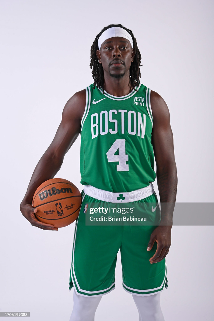 皇马16岁天才首获一线队征召！后防告急 卡斯蒂利亚新星临危受命（皇马后防告急！16岁天才首次入选一线队，卡斯蒂利亚新星火线救场）