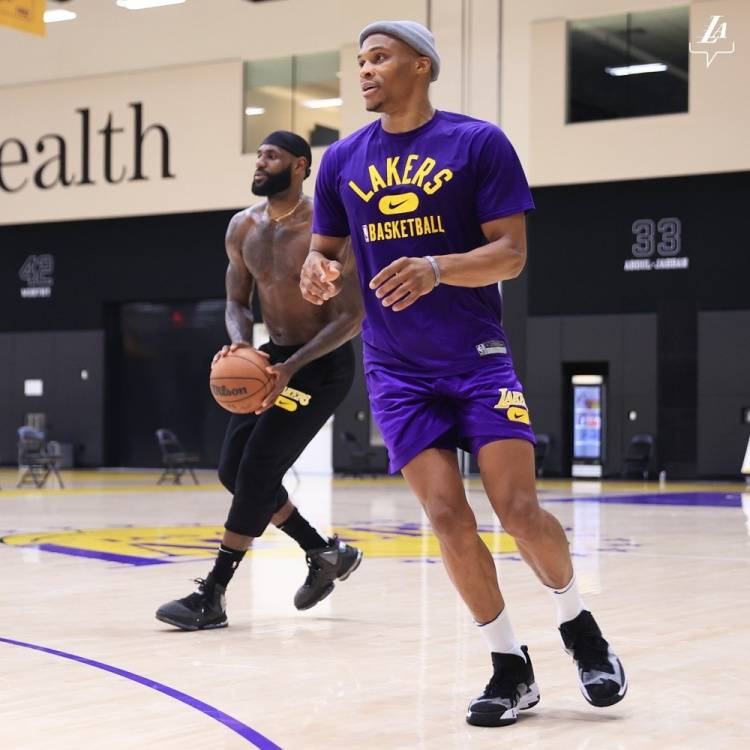 老鹰：特雷杨右膝伤势恢复顺利，约两周后复查（老鹰队：特雷杨右膝恢复良好，预计两周后复查）