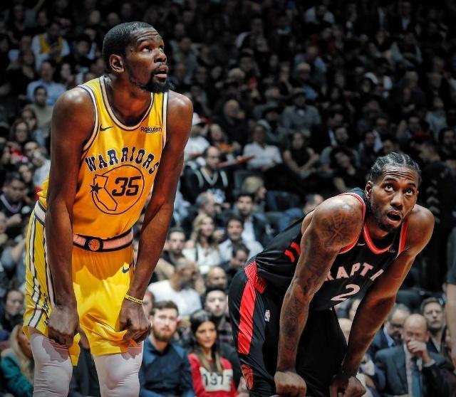 青岛西海岸晒视频：把口号带到诺坎普，老外喊“战斗青岛队”（青岛西海岸发布视频：将口号带到诺坎普，外籍球迷齐声高喊“战斗青岛队”）