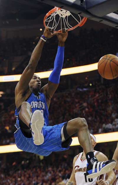 太阳报：麦克托米奈领意甲最佳球员奖，被女友透视着装抢风头（太阳报：麦克托米奈获意甲年度最佳，女友透视造型抢镜）