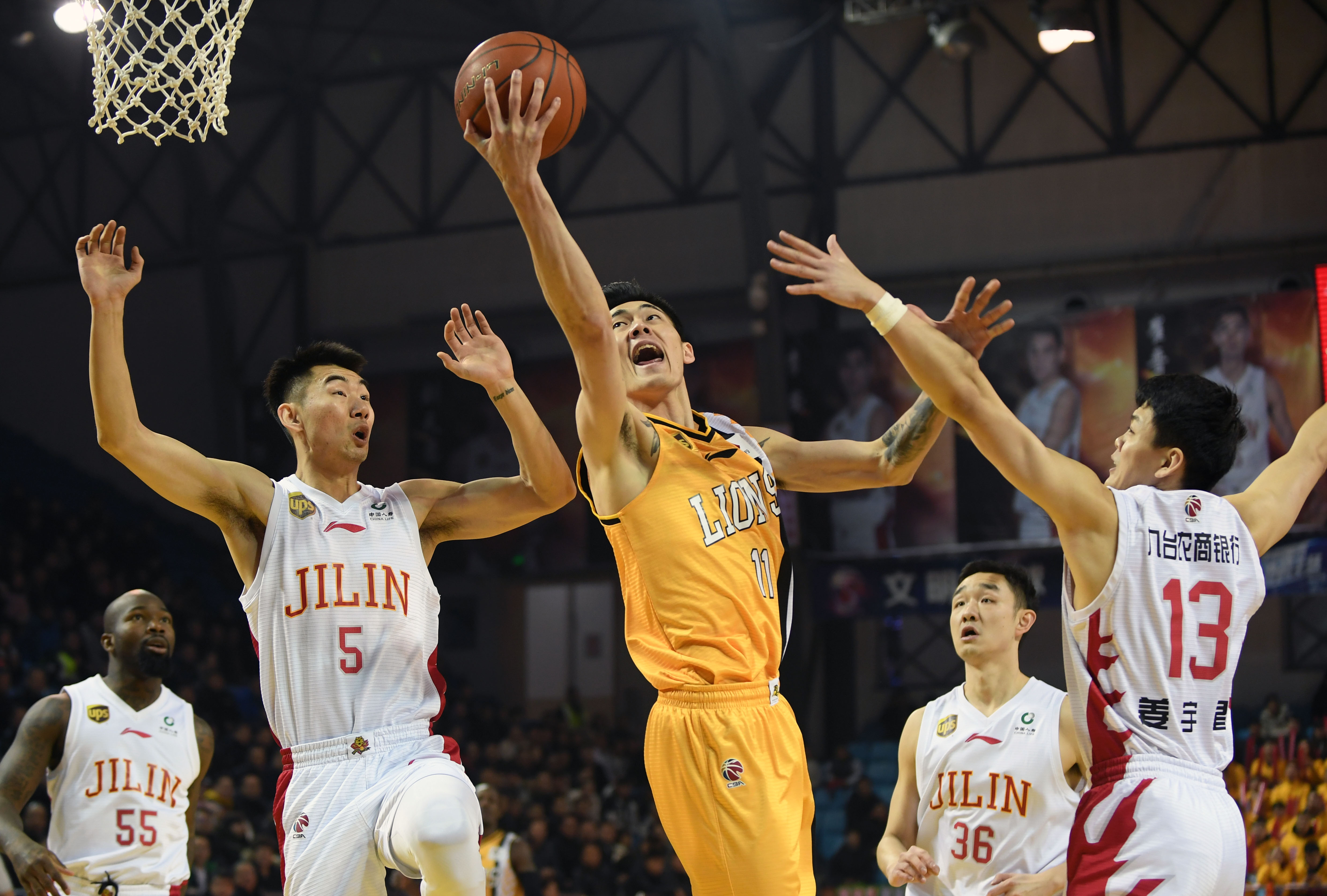 威少成为历史上连续3场砍25分+5板+5助年纪最大的控卫（威少创纪录：史上最年长连续三场25+5+5的控卫）