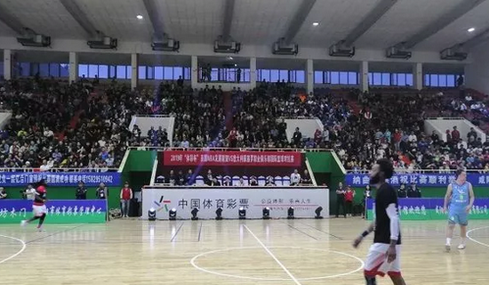 德天空：那不勒斯想签弗赖堡中场曼赞比顶替受伤的德布劳内（德媒：那不勒斯有意引进弗赖堡中场曼赞比，以填补德布劳内伤缺）