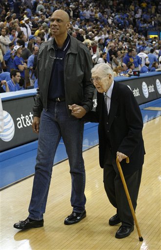 德劳伦蒂斯：孔蒂正带领球队重回正轨，球员也听从了他的指示（德劳伦蒂斯：孔蒂已让球队走上正轨，球员们在执行其部署）